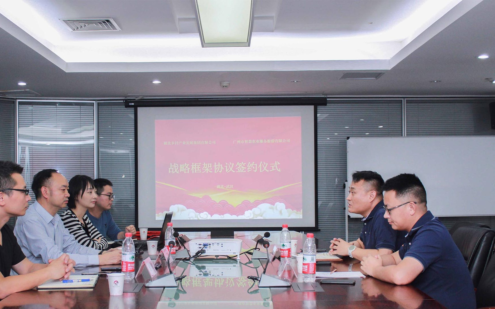 67381顶级国际娱乐与湖北乡村产业集团签署战略合作框架协议